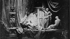 Nejstarší dochovaná daguerrotypie z roku 1837 zobrazuje zátiší z Daguerrova...