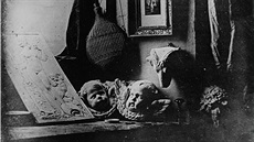 Nejstarší dochovaná daguerrotypie z roku 1837 zobrazuje zátiší z Daguerrova...