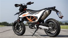 KTM 690 SMC R je dosplý motard.