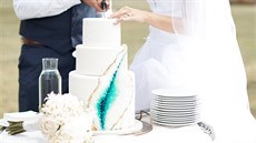 Nápad mají Holánkovi na rozdávání. To je i pípad neotelého svatebního dortu.