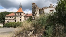Zámek Mirošovice je v neudržovaném stavu už 70 let a loni v srpnu se mu zřítila...