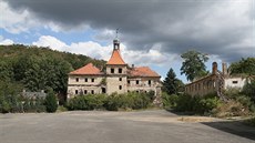 Zámek Mirošovice je v neudržovaném stavu už 70 let a loni v srpnu se mu zřítila část střechy. Oprava by měla začít ještě v letošním roce, potrvá dva roky.