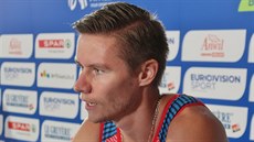 Pavel Maslák odpovídá novinám pi mistrovství Evropy drustev v Bydhoti.