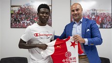 Oscar Dorley a sportovní editel Slavie Jan Nezmar po podpisu smlouvy.