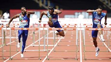 Daniel Roberts, Omar McLeod a Freddie Crittenden v závodu na 110 metr pekáek...