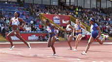 Shaunae Millerová-Uibová (vlevo) poráí na dvoustovce na mítinku Diamantové...