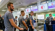 Fotbalisté Slavie pi odletu na utkání pedkola Ligy mistr do Rumunska.