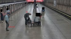 Pratí policisté hledají mue, který 2. srpna okradl v metru seniora o mobilní...