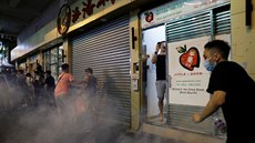 Pouití slzného plynu pi nepokojích v Hongkongu (14. 8. 2019)