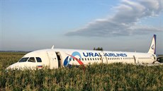 Letadlo Airbus A321 leí v kukuiném poli u Moskvy, kde nouzov pistálo po...