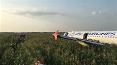 Hasiči zasahují u letadla Airbus A321, které nouzově přistálo se zataženým...