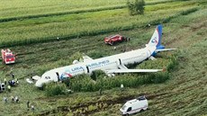 Ruské letadlo po nouzovém pistání v kukuiném poli u Moskvy (15. 8. 2019)