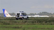 Ruské policejní auto u letadla, které nouzov pistálo v kukuiném poli u...