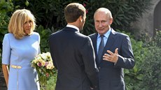 Francouzský prezident Emmanuel Macron s enou Brigitte vítají ruského...