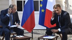 Francouzský prezident Emmanuel Macron na setkání s ruským protjkem Vladimirem...