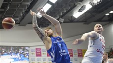 eský basketbalista Vojtch Hruban v souboji s   Damianem Kuligem z Polska.