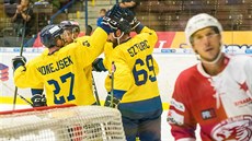 Zlíntí hokejisté se radují z gólu v duelu se Slavií.
