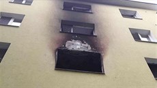 Plameny zniily v perovské ulici Interbrigadist byt panelového domu. Hasii s...