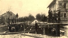 Historická fotografie zachycující stavbu ocelového příhradového mostu v Petrově...