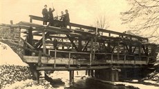 Historická fotografie zachycující stavbu ocelového píhradového mostu v Petrov...