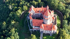 Účastníkům balonové fiesty startujícím od hradu Bouzova na Olomoucku se i letos...