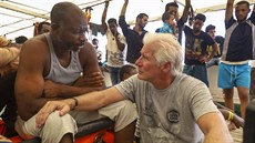 Richard Gere navtívil humanitární lo panlské nevládní organizace Proactiva...