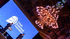 Michal Kone�ný (vpravo) na vyhlá�ení �eského basketbalisty roku.