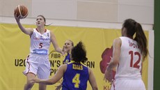 Česká juniorská reprezentantka Julie Pospíšilová (v bílém) zakončuje na švédský...