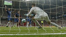 Gólman Chelsea Kepa Arrizabalaga zasahuje v Superpoháru proti Liverpoolu.