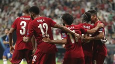 Fotbalisté Liverpoolu slaví gól v Superpoháru proti Chelsea.