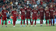Fotbalisté Liverpoolu sledují penaltový rozstel v Superpoháru proti Chelsea.
