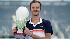 Ruský tenista Daniil Medvedv s trofejí pro vítze turnaje v Cincinnati.