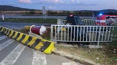 Nehoda osobního vozidla na dálnici D5 u Rokycan. Řidič sjížděl k čerpací...