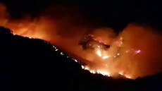 Po�ár na ostrov� Gran Canaria vyhnal z domov� p�es tisíc lidí (11. srpna 2019)