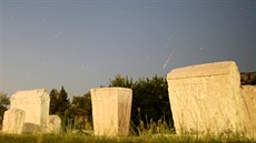 Jeden z meteorů z roje Perseidy nad nekropolí Radimlja u Stolace v Bosně a...