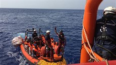 Lo Ocean Viking, kterou provozuje organizace Lékai bez hranic (MSF) spolen...