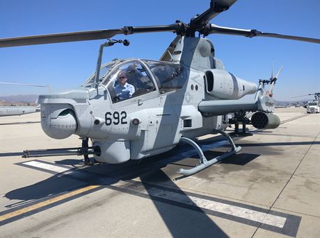 AH-1Z je ist bojovým vrtulníkem. Pomocné kídlo nese raketovou výzbroj, na...
