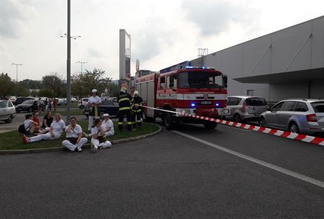 Policie musela evakuovat liberecké nákupní centrum kvli hrozb bombou (24....