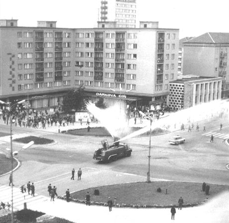 Unikátní fotografie poízená 21. srpna 1969 z balkonu jednoho z dom na...