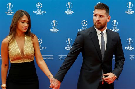 Barcelonská hvzda Lionel Messi pichází na losování Ligy mistr s manelkou...