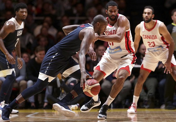 Americký basketbalista Khris Middleton se ítí do útoku v utkání s Kanadou.