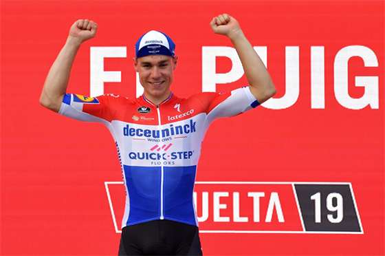 Fabio Jakobsen slaví triumf ve čtvrté etapě Vuelty.