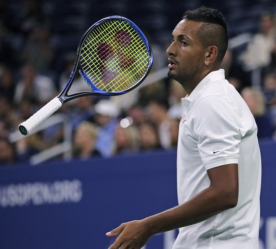 Házení raketou Nick Kyrgios nevynechal ani v souboji se Stevem Johnsonem.