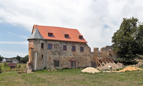 Polovina zámeku v Kopaninách u má nové zasteení.