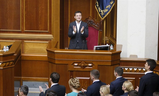 Ukrajinsk prezident Volodymyr Zelenskyj pi zasedání nov zvoleného...