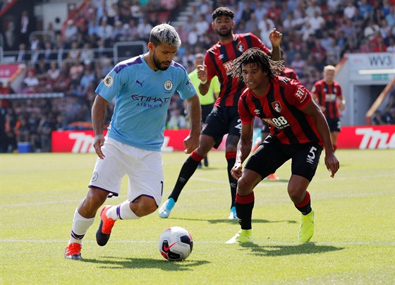 Sergio Agüero (vlevo) z Manchesteru City vede balon v utkání proti...