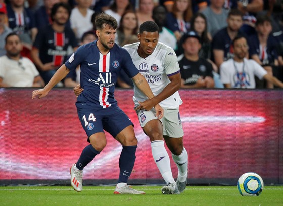 Juan Bernat (vlevo) z Paris St Germain a Kelvin Amian z Toulouse bojují o balon.