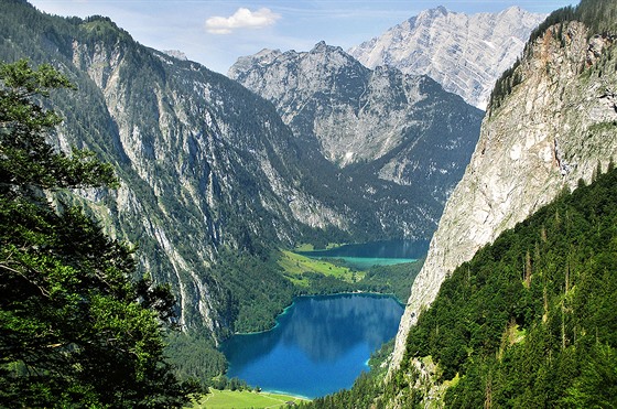 Scenérii s jezerem Obersee (blíže stanovišti) a nejjižnějším cípem Königssee...