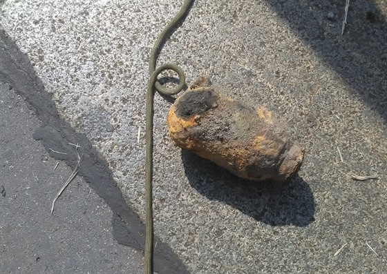 Nález dvou starých granát uzavel v nedli ást chodníku na Podolském nábeí...