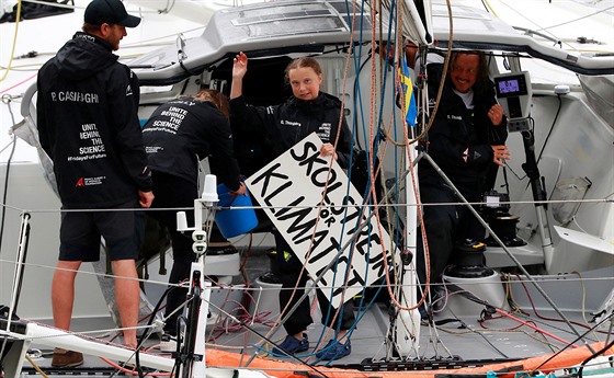 védská aktivistka Greta Thunbergová se svým týmem na jacht Malizia II...